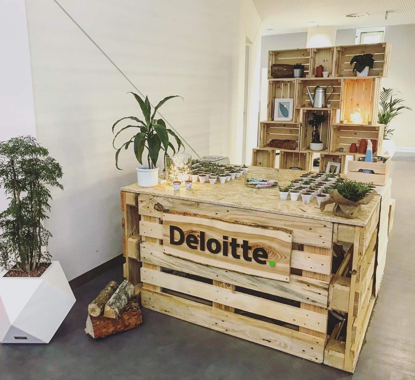 Cedule a stůl pro Deloitte